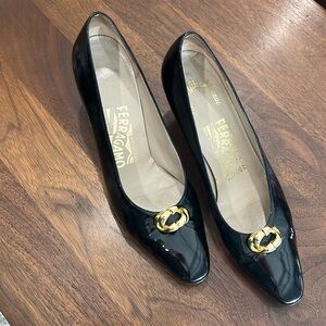 Vintage Salvatore Ferragamo black pumps with gold tone detail sz 8.5 runs small